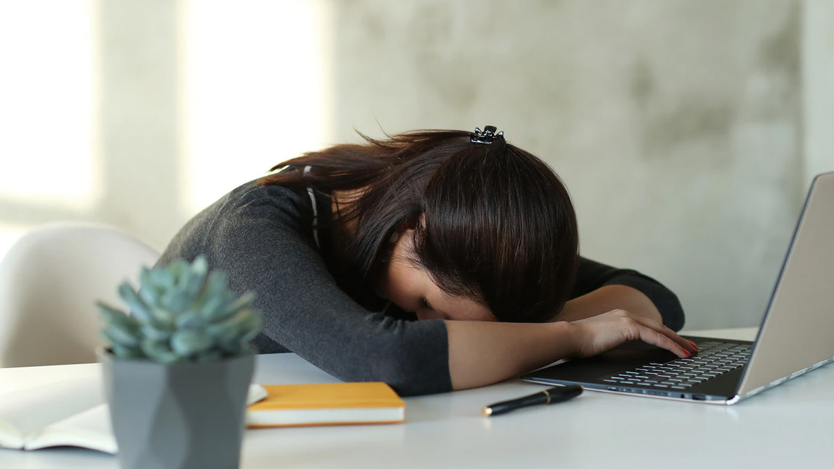 sleepy-at-workplace-sleepiness-in-office-tips-to-avoid-sleep-at-work