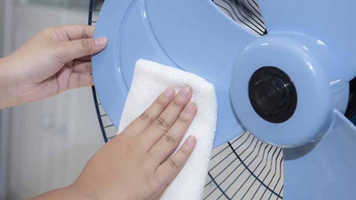 Exhaust Fan Cleaning With Cold Drink एग्जॉस्ट फैन को कैसे साफ करें