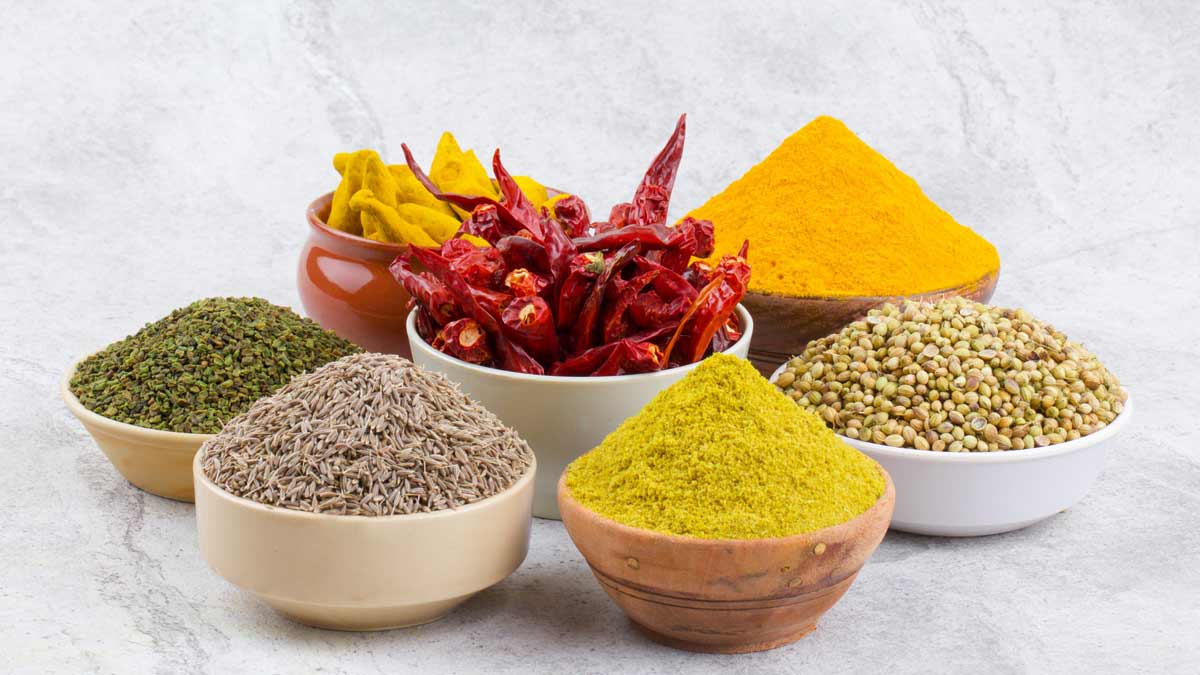 किचन में मसालों को कैसे स्टोर करें Easy Way To Store Indian Spices In