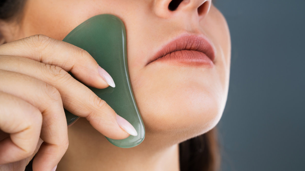 Benefits Of Gua Sha | फेस मसाज कैसे करें | Gua Sha For Glowing Skin-चेहरे  पर लाना चाहती हैं निखार तो गुआ शा का करें इस्तेमाल