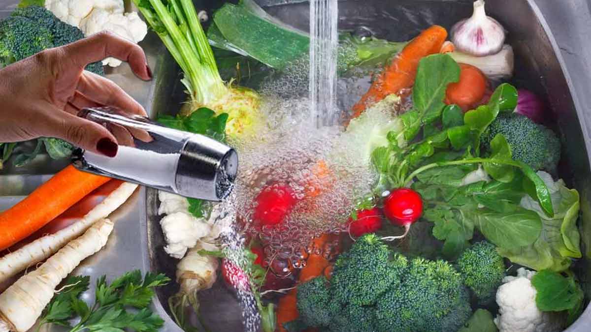 How to clean vegetables with salt