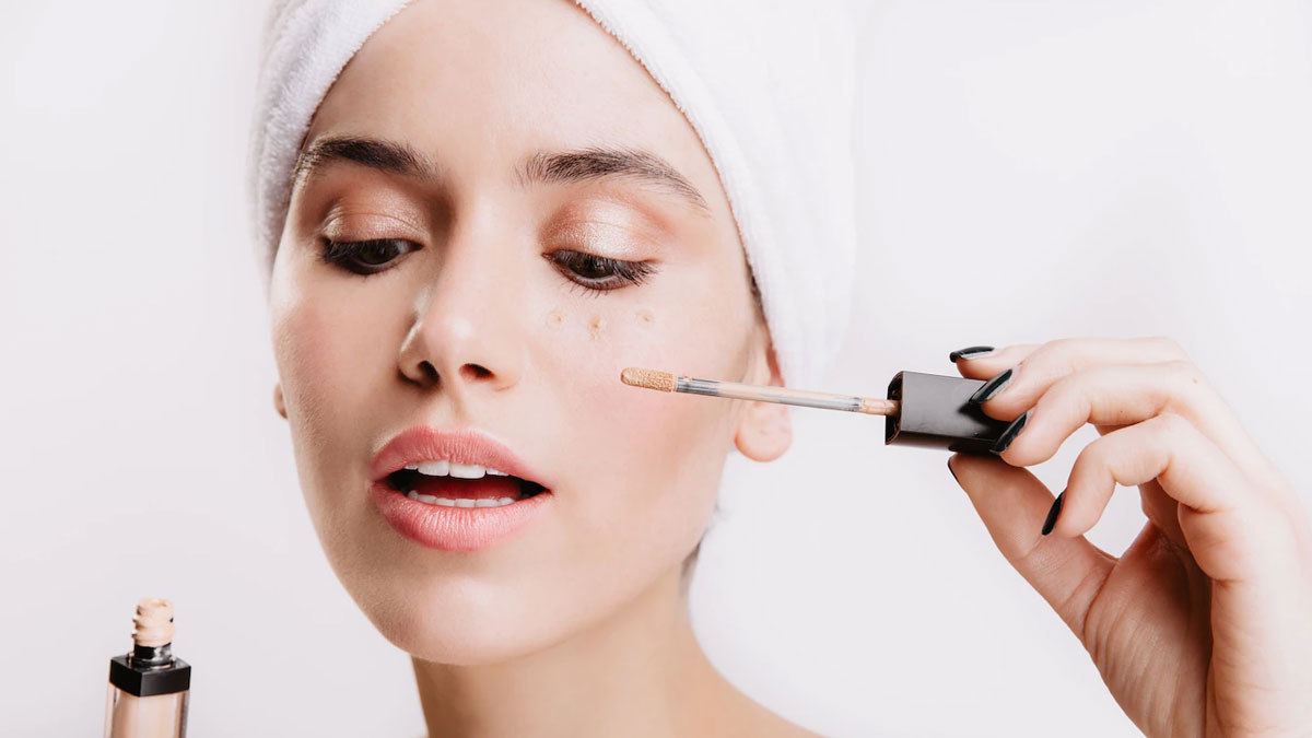 Use Concealor For Applying Smudge Proof Kajal