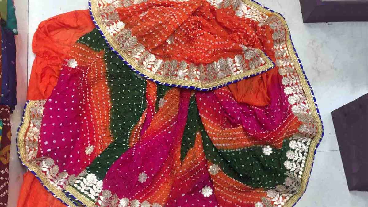 Convert old Sari Into lehanga/Cutting and stitching of umbrella lehanga  Hindi - YouTube