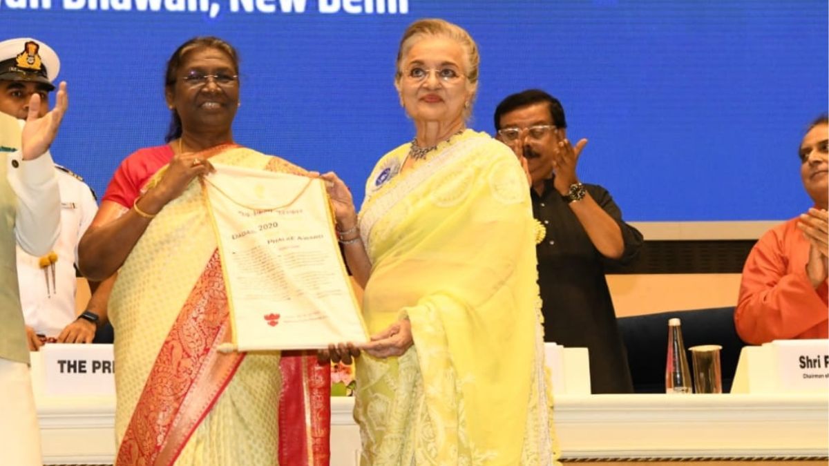 Dadasaheb Phalke Award Asha Parekh Ko Mila Dadasaheb Phalke Award asha parekh receives 52nd dadasaheb phalke awarddadasaheb phalke award winners2020 dadasaheb phalke award winnerwho won dadasaheb phal...