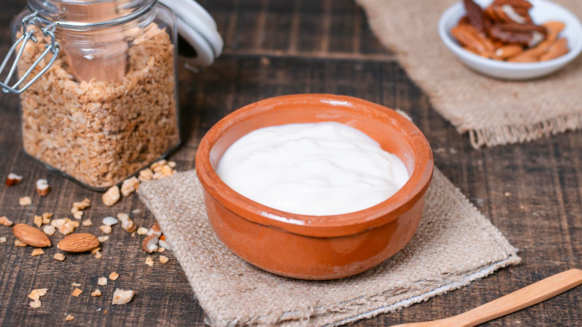 how to apply dahi for oily skin