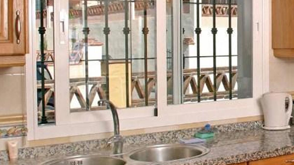 Kitchen Cleaning Tips| लोहे की खिड़की कैसे साफ करें। Jang Hatane Ka Tarika | how to clean greasy kitchen window grill from baking soda | HerZindagi