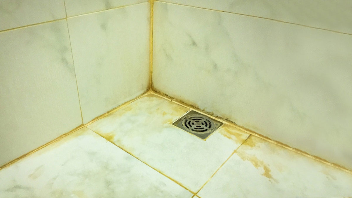 how to clean yellow bathroom tile with one ingredient