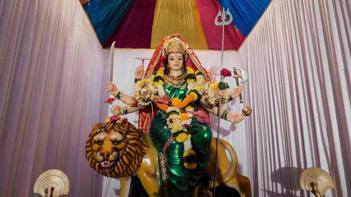 नवरात्रि पर दुर्गा मां को कैसे सजाएं ...