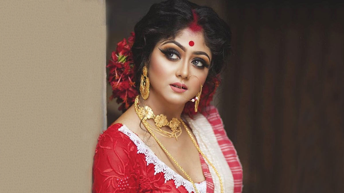 highlights the traditional way of wearing Bengali Saree without blouse....  | Download Scientific Diagram