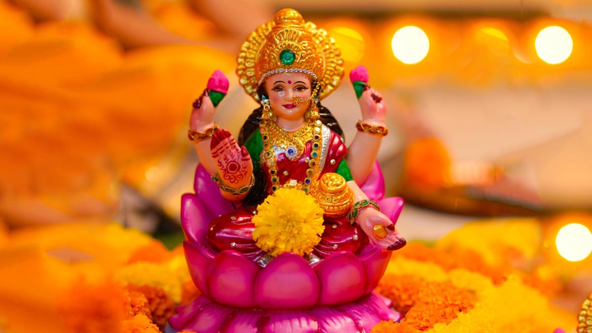 Devi Laxmi| दिवाली पूजन | Maa Ka Shringar | how to decorate devi laxmi in diwali | HerZindagi