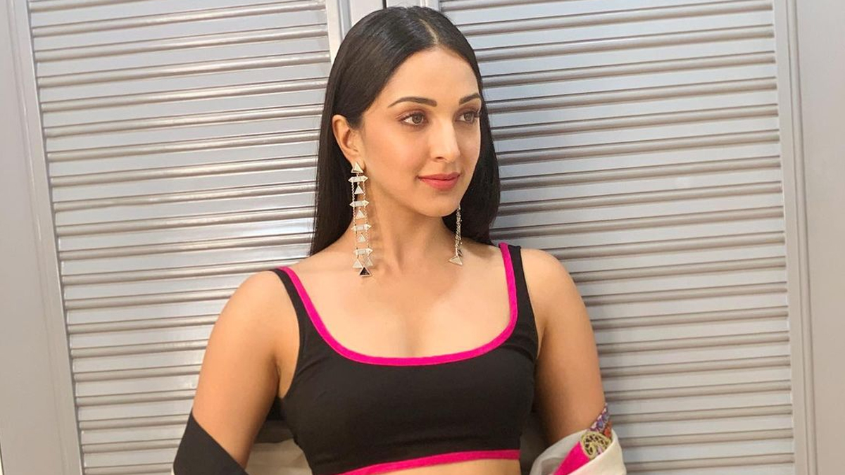 middle partition hair style