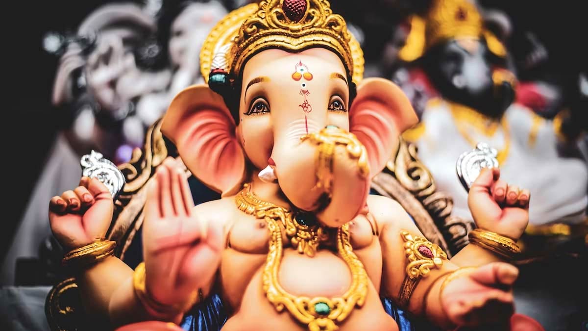 offer wedding card to ganesha