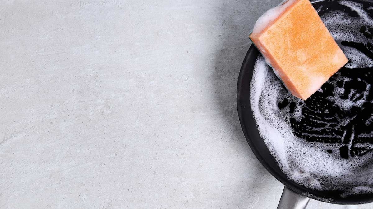 Kitchen Cleaningगंदे पैन के तले को साफ करेंPan Ko Kaise Kare Saaf