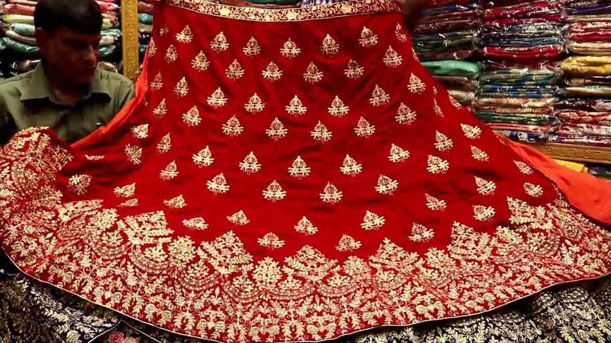 Man asks people to leave job and sell lehengas at Chandni chowk viral post  - India Today