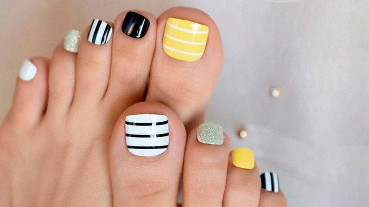 striped nail art design