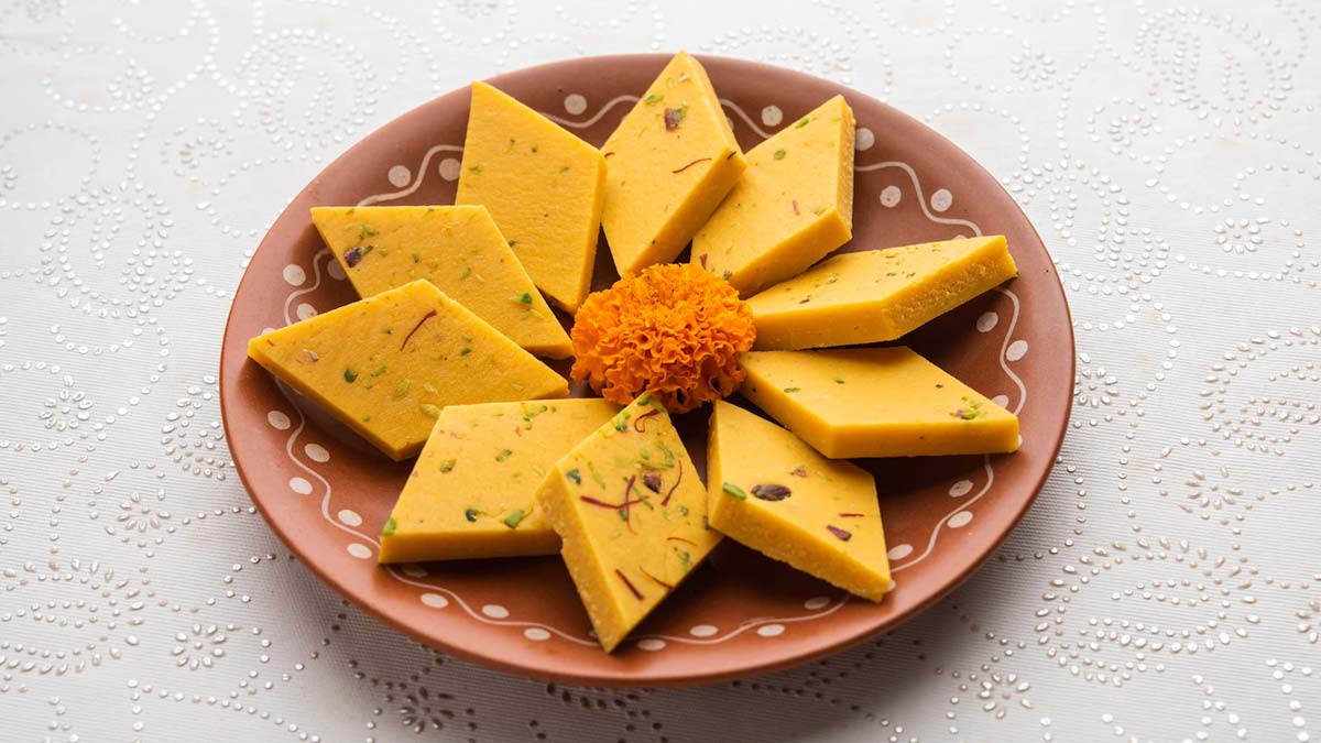 यप बहर क फमस लग लत मठई बलकल हलवई जस घर पर कस बनए   lavang Latika sweet recipe  Amma Ki Thaali