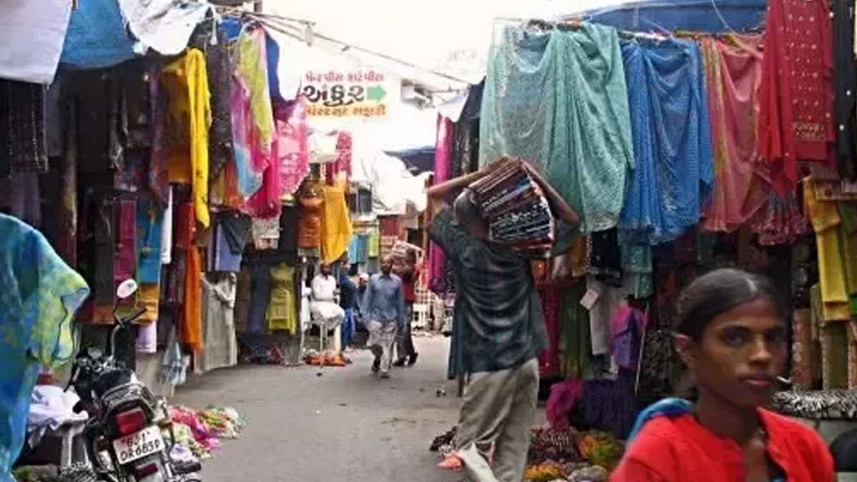 Delhi Shopping Market For Clothes दिल्ली की मार्केट Raat Mein Kahan