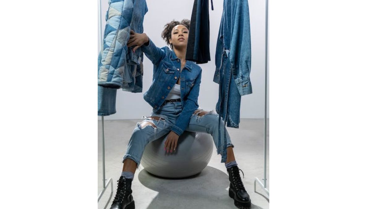 ट्रेंडी और फंकी लुक के लिए इन Best Ripped Jeans For Women को अपने