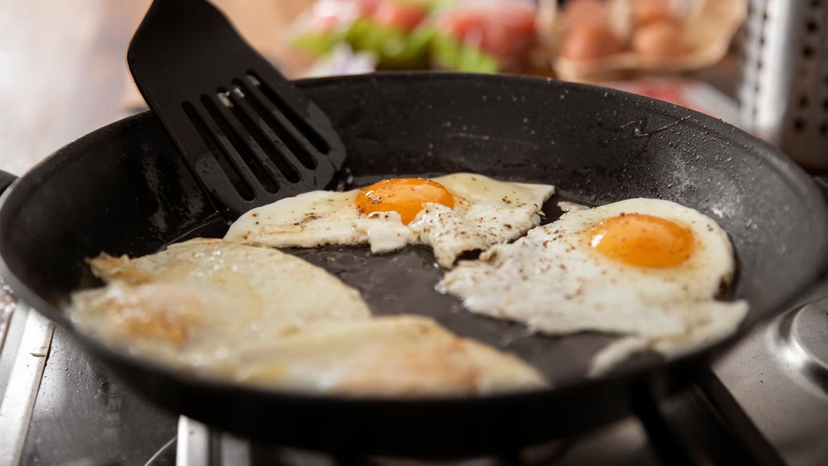 Cooking Tips: पैन में नहीं चिपकेगा अंडा अगर फॉलो करेंगी ये टिप्स 