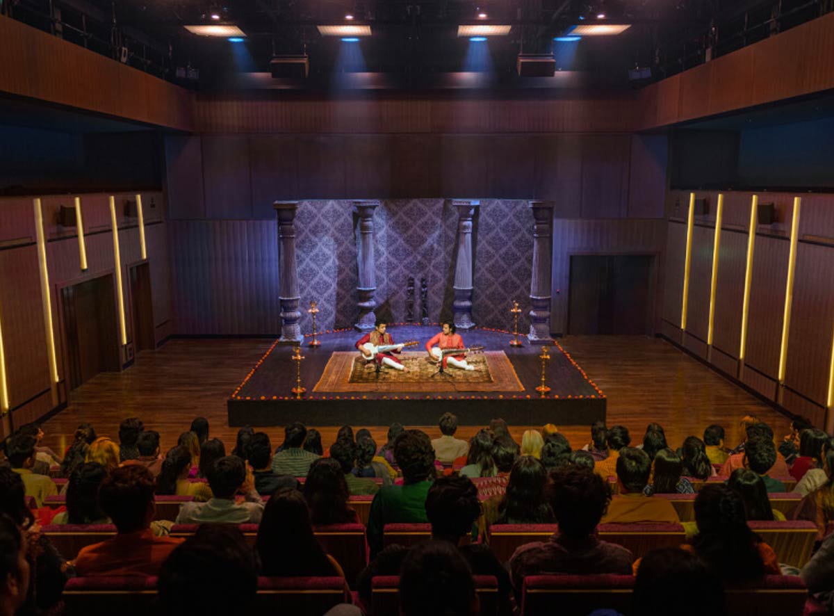 about nita mukesh ambani cultural centre in hindi