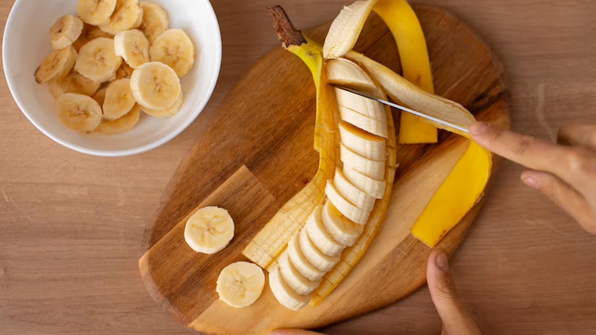 लंबे चमकदार बालों के लिए केले के छिलके के पानी का करें उपयोग banana