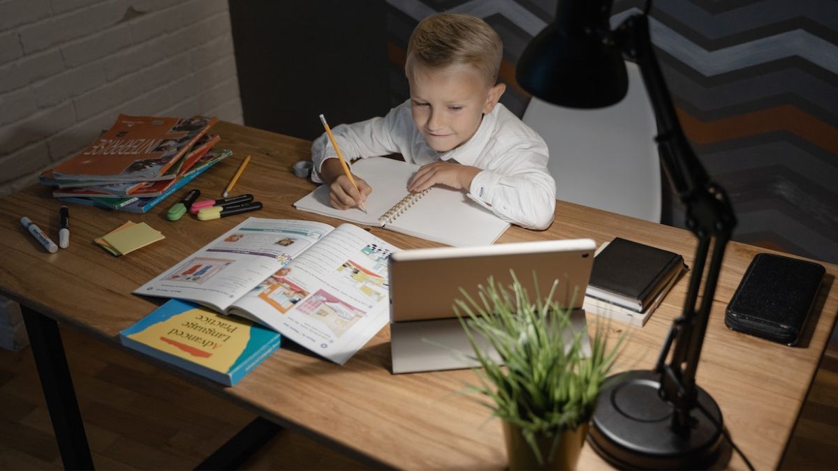 Study Table Design कमाल की मजबूती के साथ स्टडी और ऑफिस वर्क के लिए