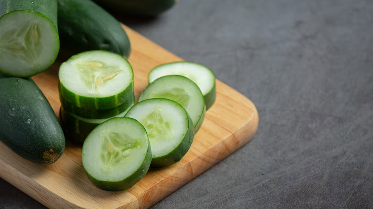 खीरे की मदद से करें नाखूनों की देखभाल, जानें तरीका how to take care