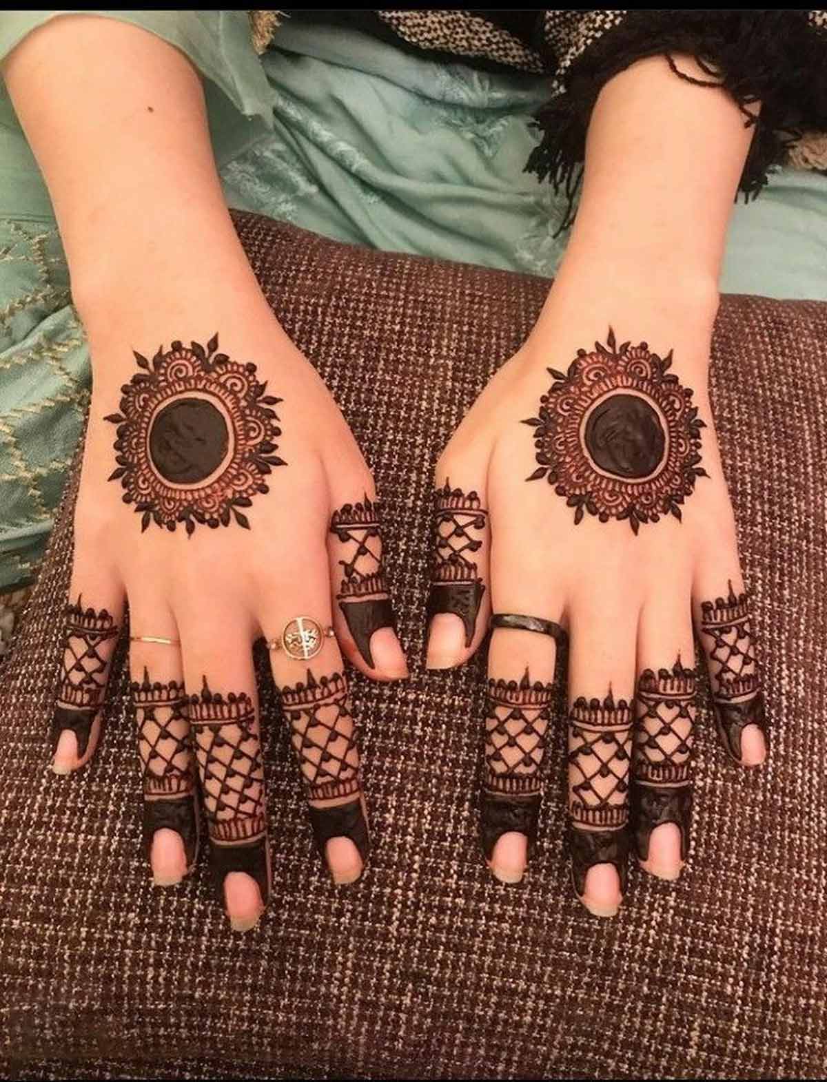 gol tikki mehndi desig for eid
