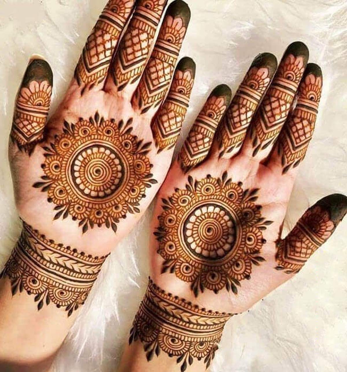 gol tikki mehndi designs