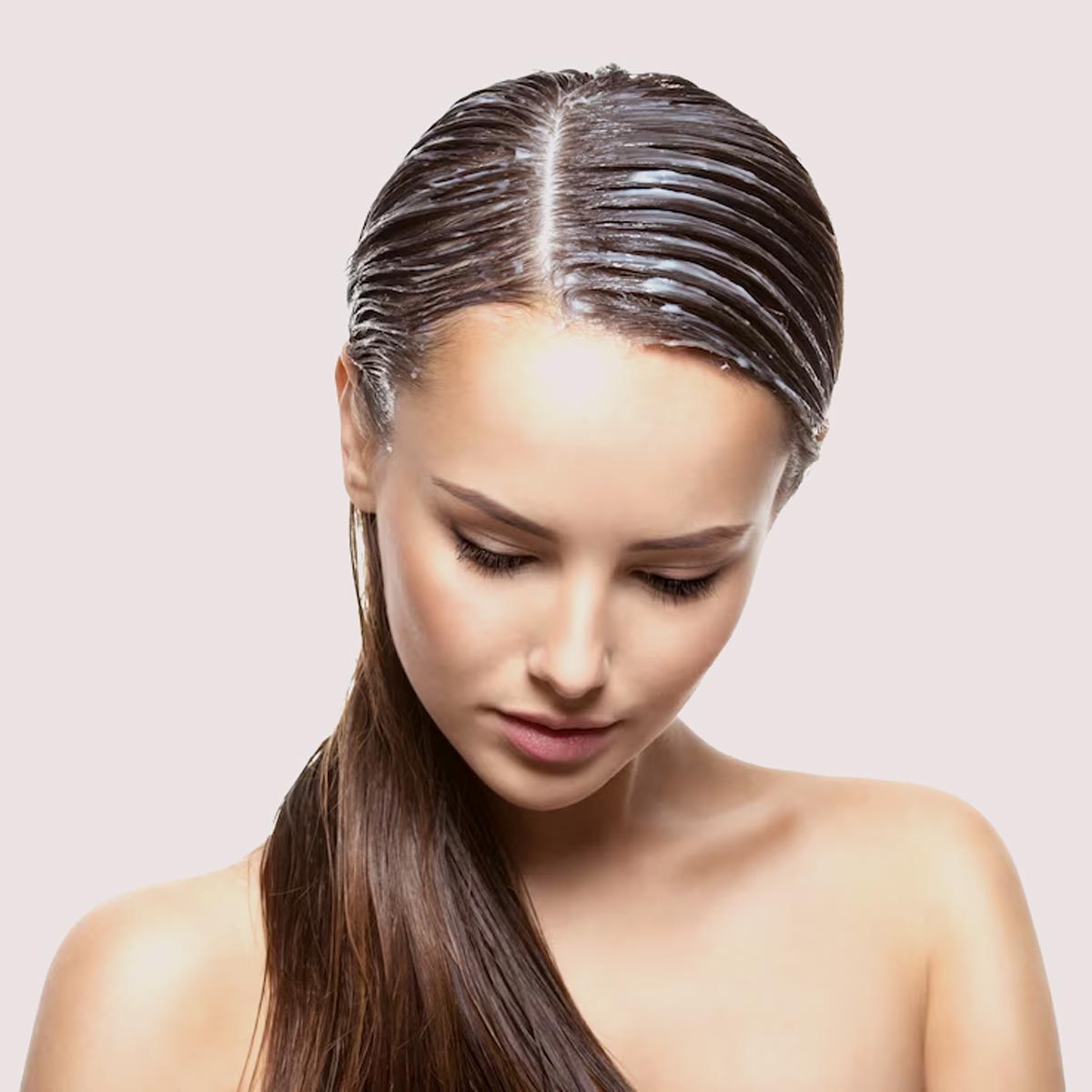 लंबे चमकदार बालों के लिए केले के छिलके के पानी का करें उपयोग banana