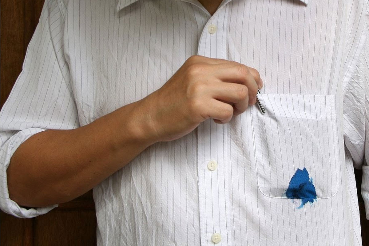 कपड़े में लगे इंक के दाग को सिर्फ 5 मिनट में साफ करता है यह 1 घरेलू