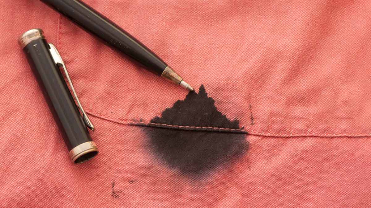 कपड़े में लगे इंक के दाग को सिर्फ 5 मिनट में साफ करता है यह 1 घरेलू