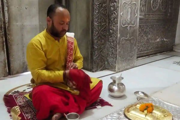 pujari in mandir