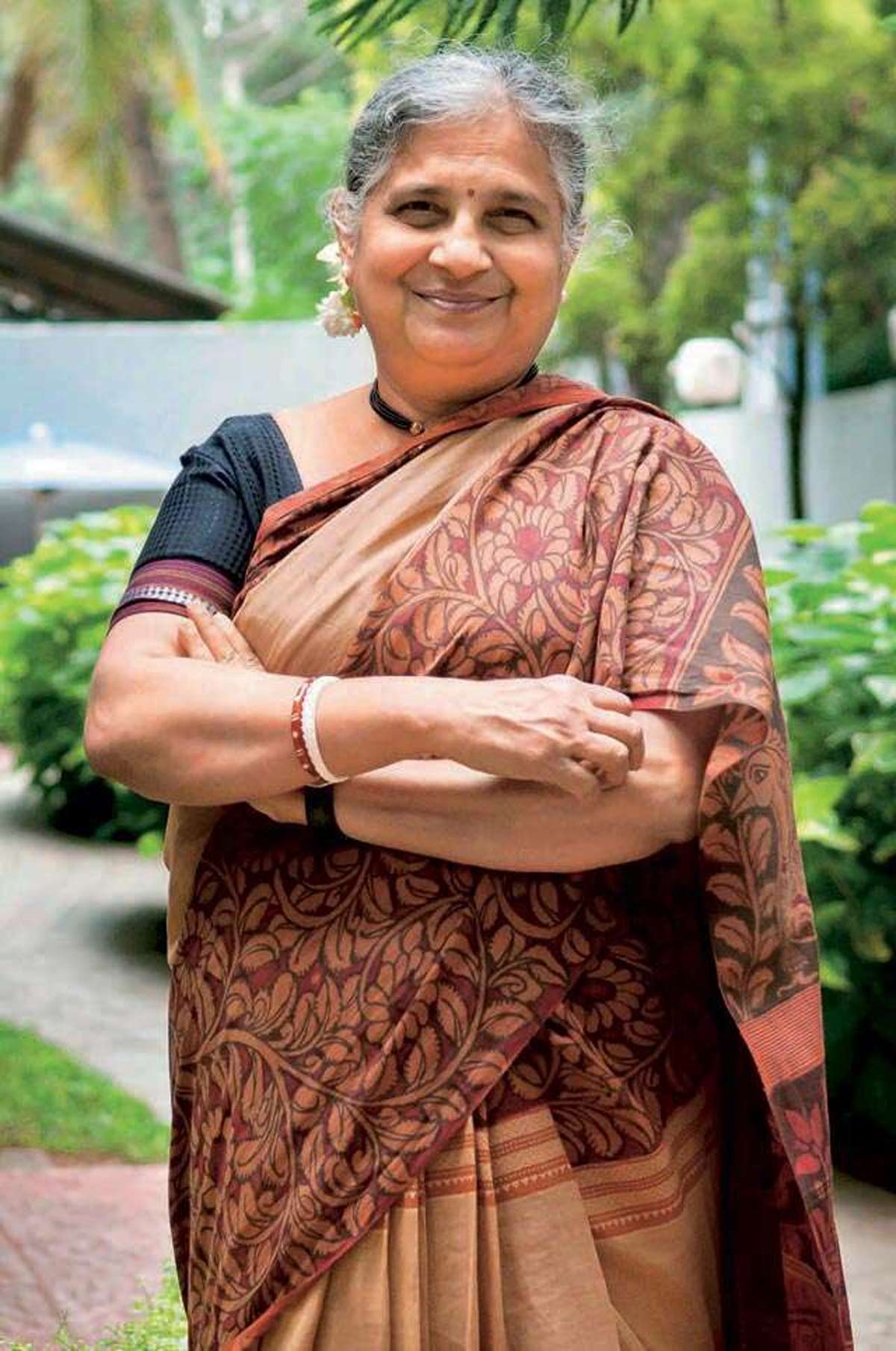 sudha murty received padma bhushan from president droupadi murmu