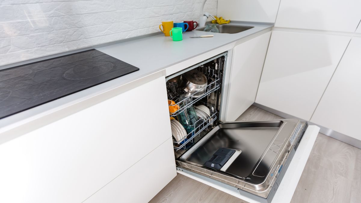 Voltas Beko Dishwasher Machine: अब जिद्दी दागों का सफाया होगा मिनटों में, इस्तेमाल करें ये डिशवॉशर मशीन 