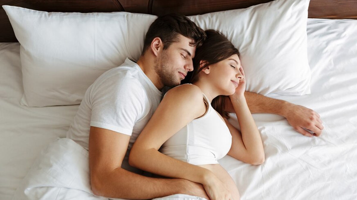 Husband Wife Sleeping: पत्नी को पति के बाईं तरफ ही क्यों सोना चाहिए? 
