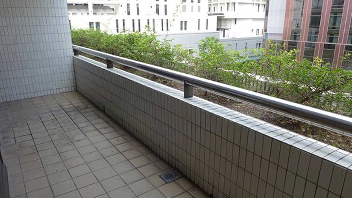 बालकनी के फर्श पर लगे जिद्दी दागों को हटाने के लिए लें इन टिप्स की मदद