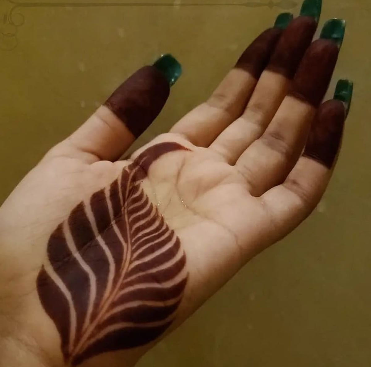 Abstract Mehndi Designs Using Floral And Leaf Patterns | Hennadesign,  Tatoveringer, Foto ideer