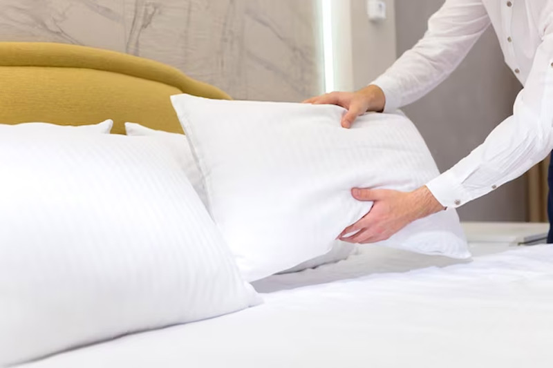 Домашний текстиль Люкс. Заправка кровати в гостинице по стандартам. Install pillow