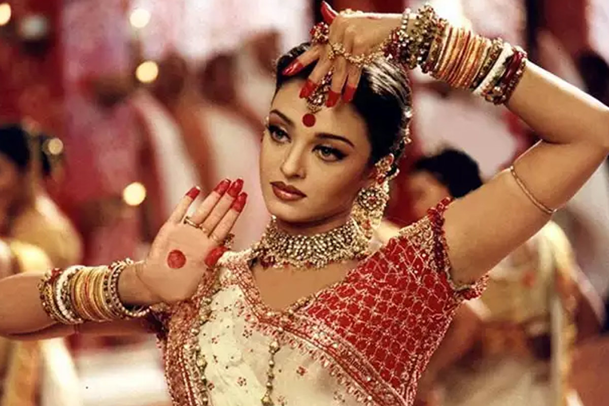 alta and accessories in bollywood