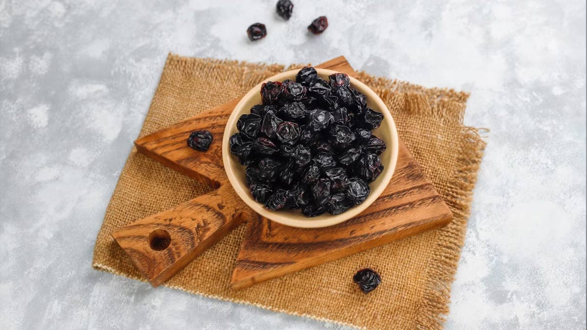 black raisins for periods in hindi