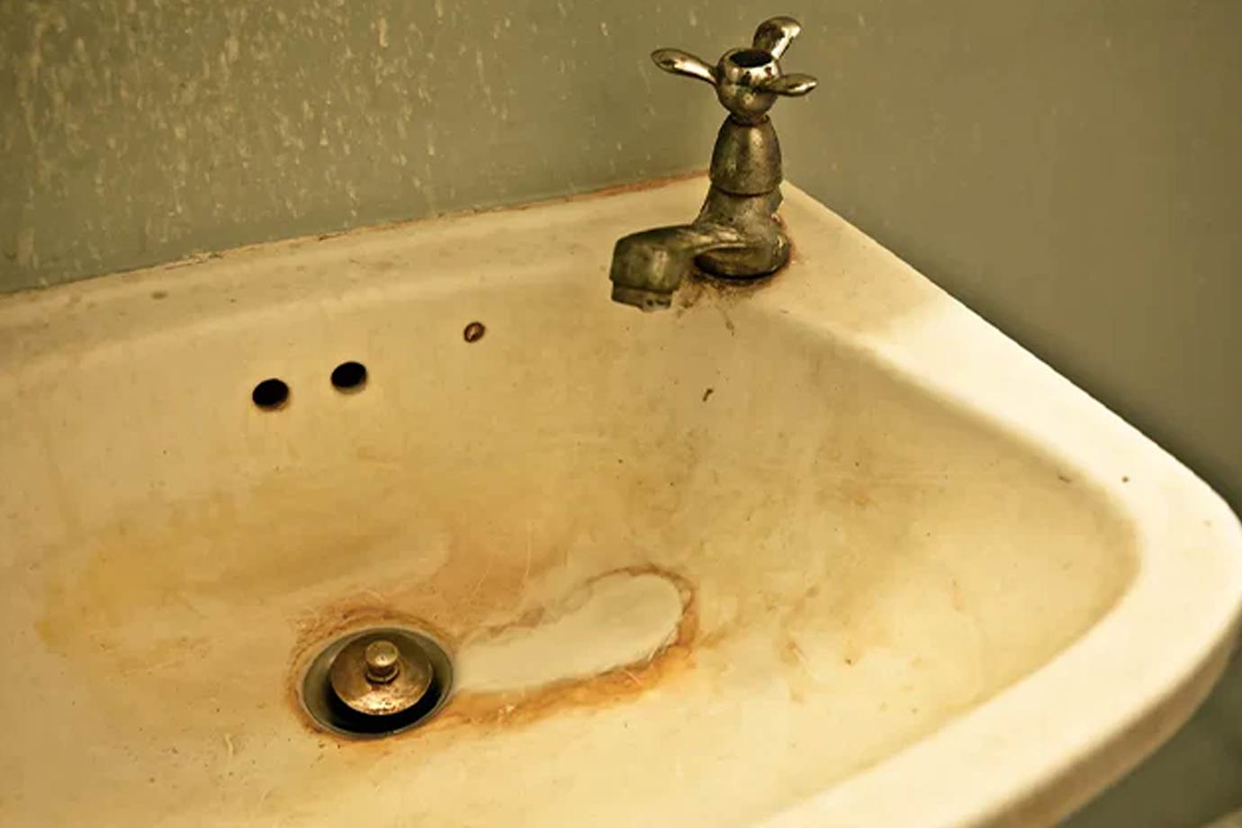 cleaning bathroom with vinegar and baking soda