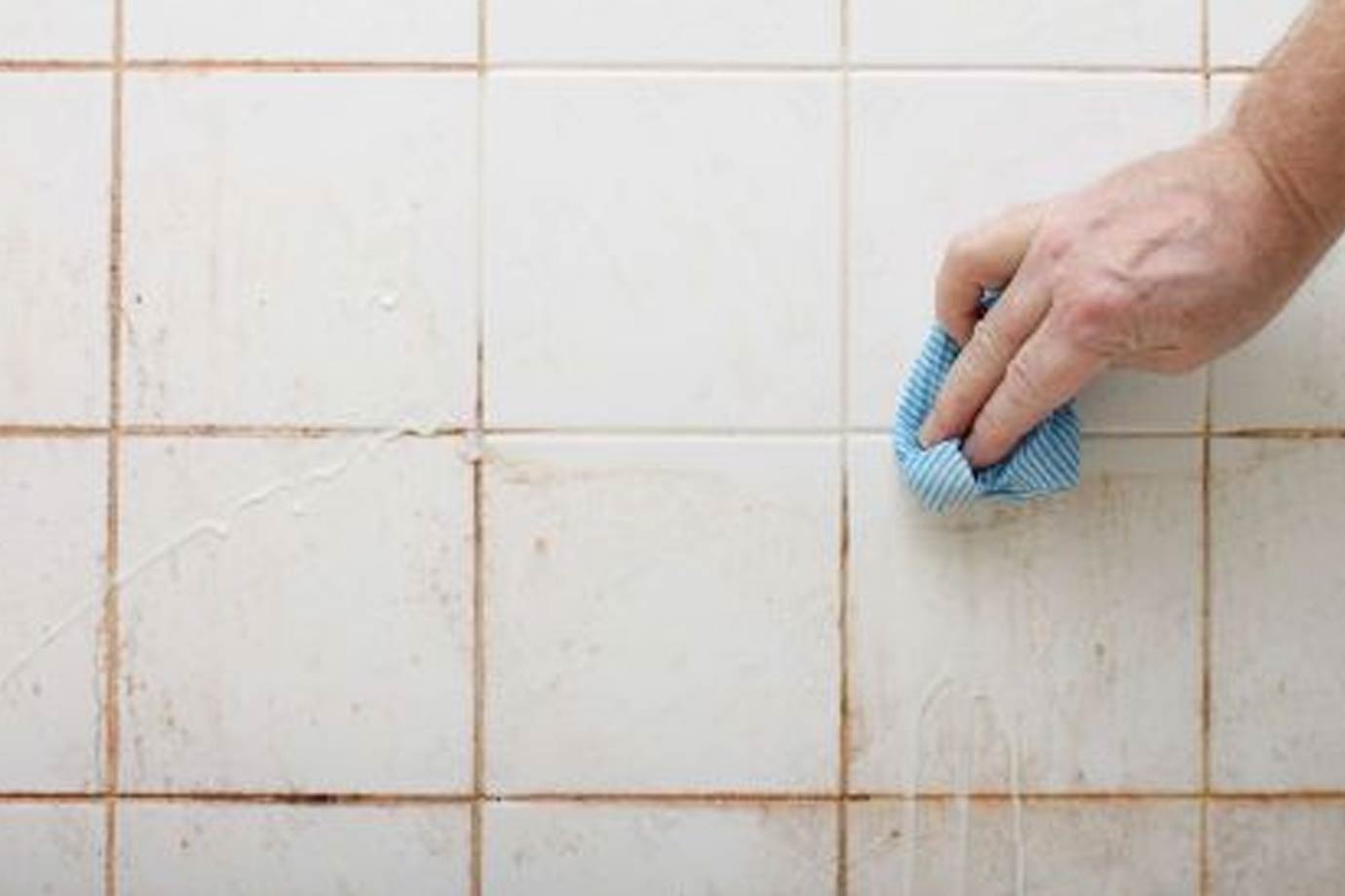 cleaning shower with vinegar and baking soda