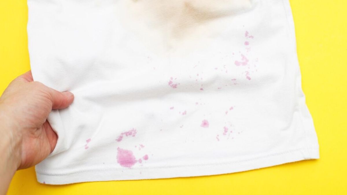 Мутные пятна. Загрязнения на одежде. Футболка с грязными пятнами. Маленькие желтые точки на одежде.