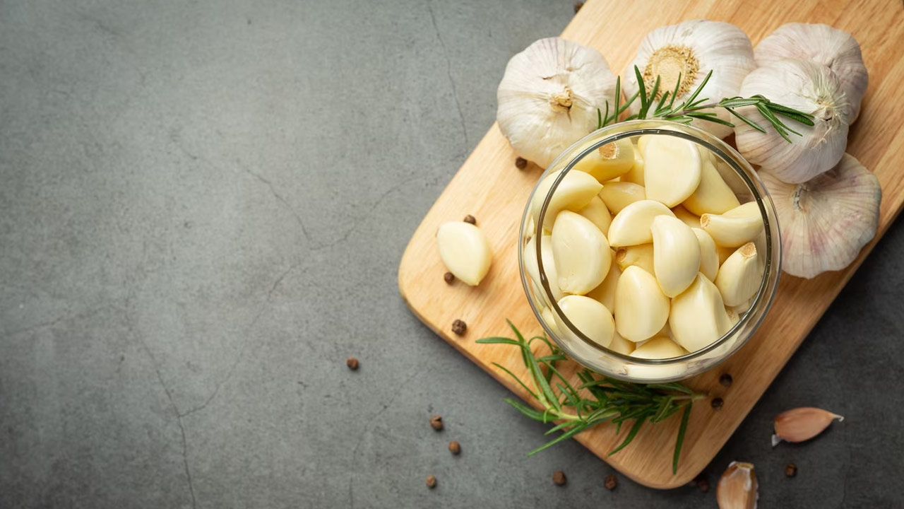 garlic empty stomach