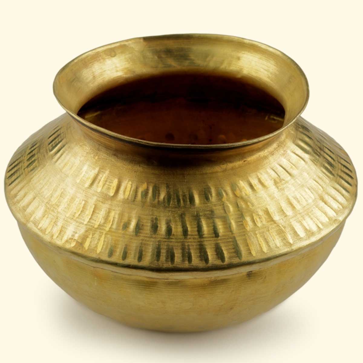 पानी भरने वाली हांडी और मटकी में जम गई है गंदगी और काई, तो इस तरह से