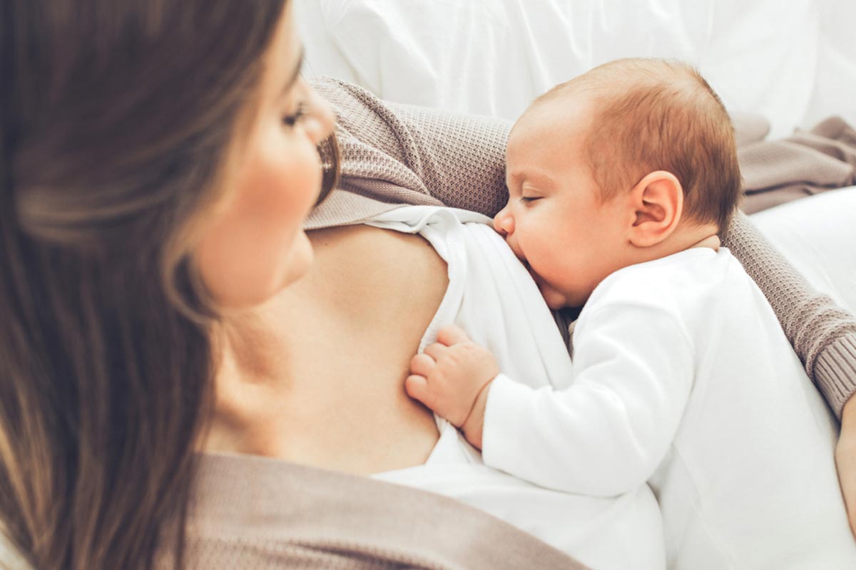 how to hold a baby while breastfeeding