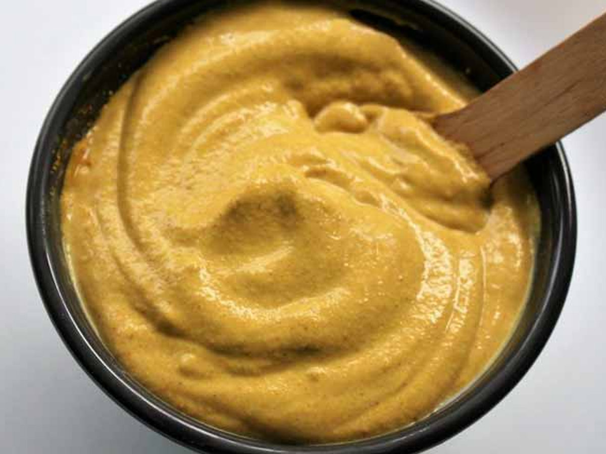 चेहरे को क्लींज करने के लिए इस तरह इस्तेमाल करें बेसन how to use