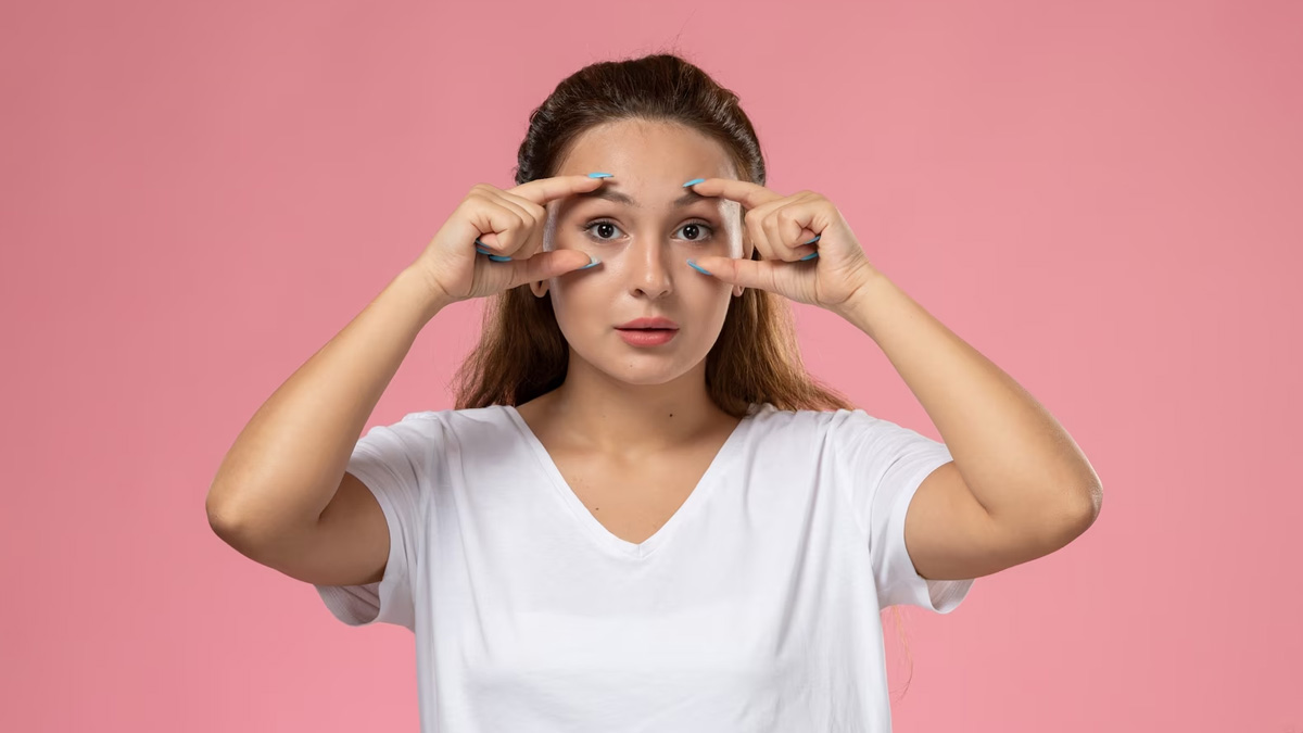 आंखों की पफीनेस कम करने के लिए करें ये फेस योग face yoga to reduce