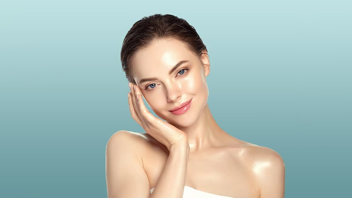 निखरी और खूबसूरत त्वचा पाने के लिए गुलाब की पंखुड़ियों को इस तरह करें स्किन  केयर रूटीन में शामिल | how to use rose petals to get glowing and clear skin  | HerZindagi